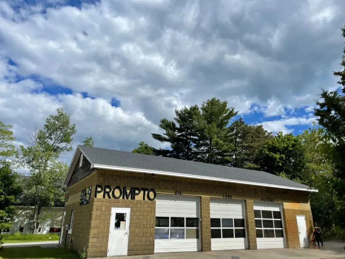 A garage with the word prompto on the side of it