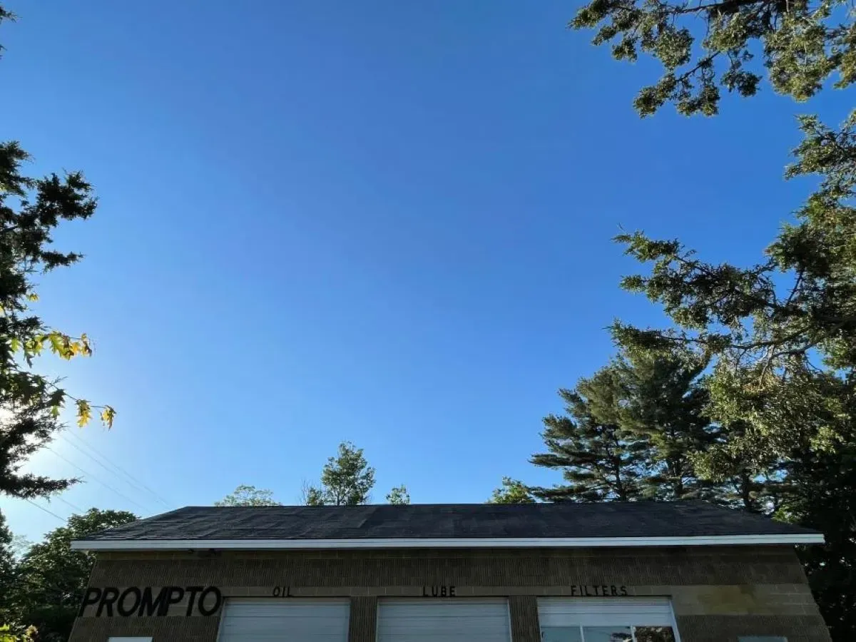 A garage with the word prompto on it