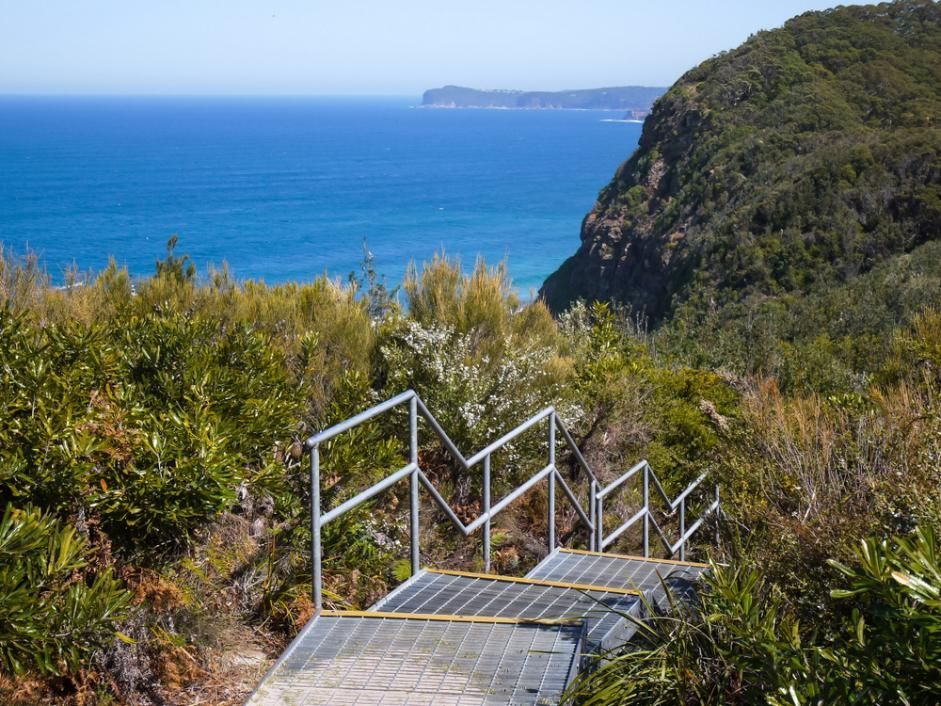 A Set Of Stairs Leading Up To A Cliff Overlooking The Ocean — Nique Building In Bateau Bay, NSW