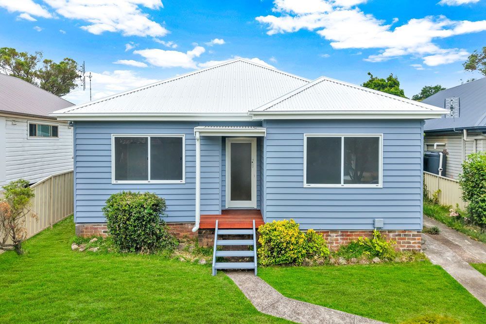 Newly Built Simple and Cozy Home with Lawn
