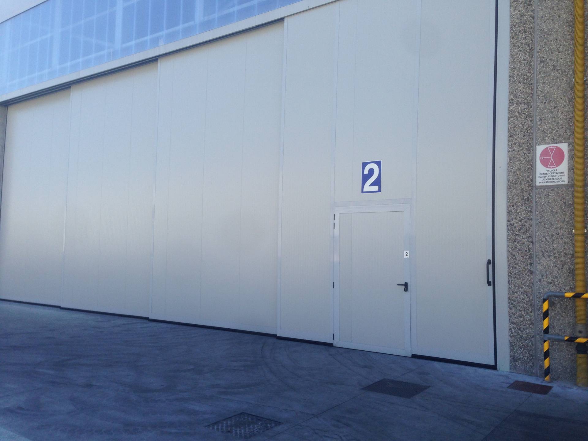 Portoni industriali e sezionali, scorrevoli e a libro, serrande