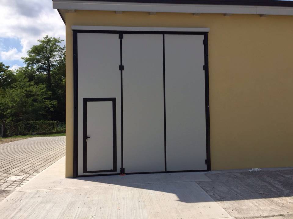 installazione di portoni per esercizi commerciali