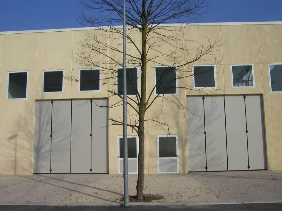 installazione di porte a impacchettamento su un lato