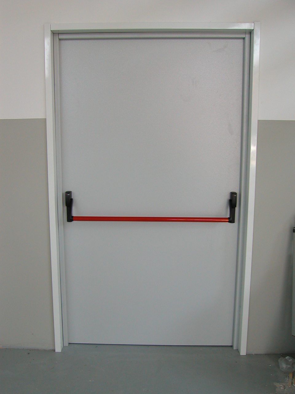 installazione di porte antifuoco