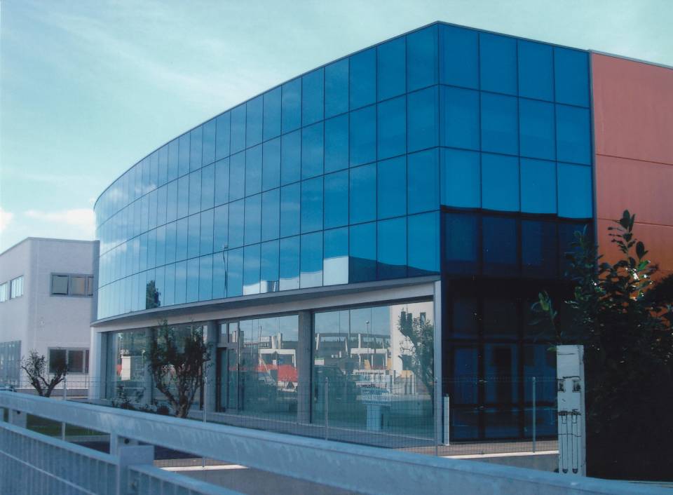 produzione di strutture in alluminio e pietra