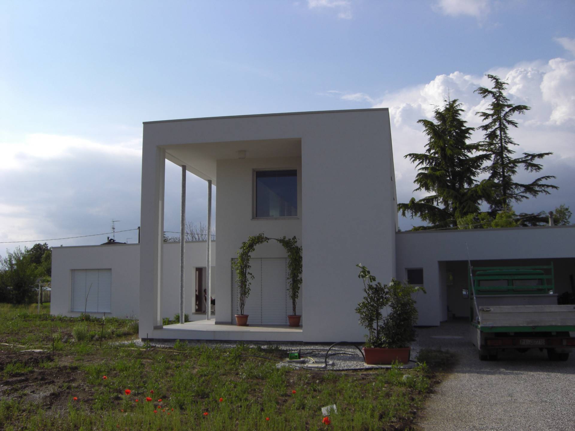 Una casa bianca con infissi