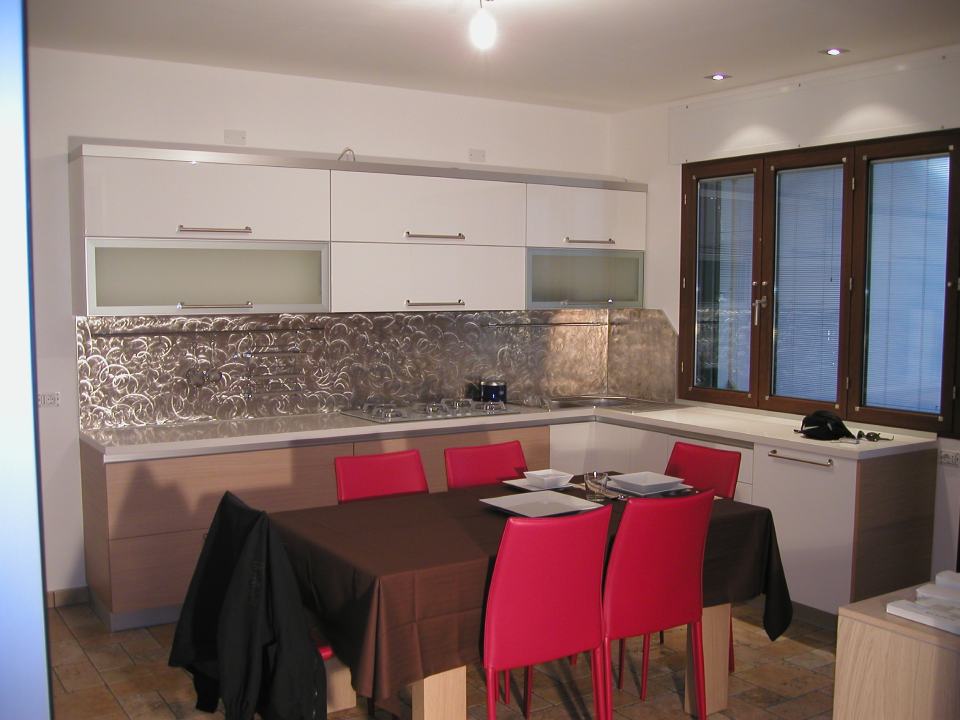 cucina con serramenti e infissi in alluminio e legno a Treviso