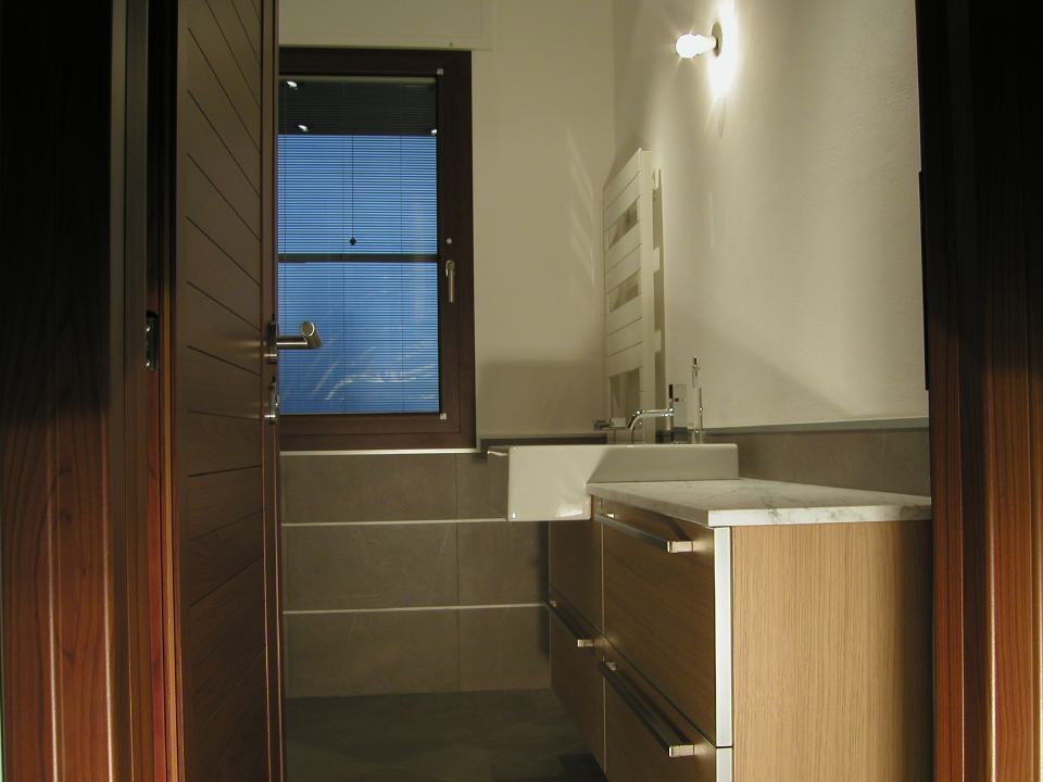bagno con serramenti e infissi in alluminio e legno a Treviso
