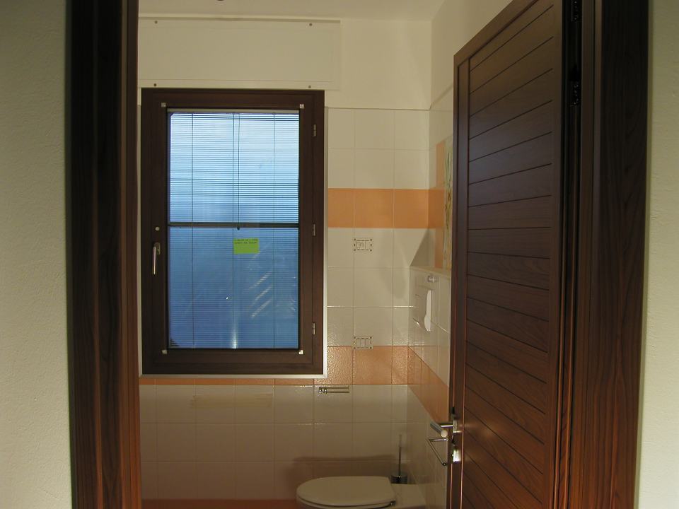 bagno con serramenti e infissi in alluminio e legno a Treviso