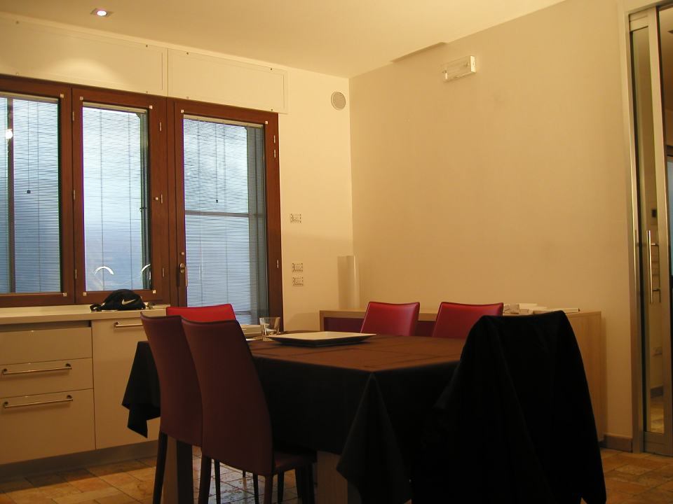 cucina con serramenti e infissi in alluminio e legno a Treviso