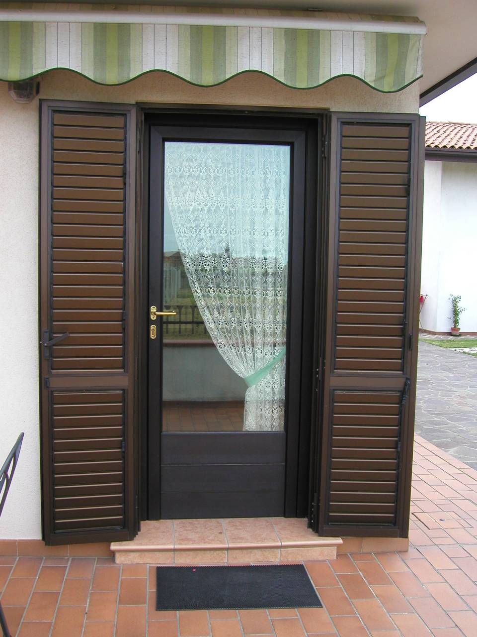 installazione di ante oscuranti