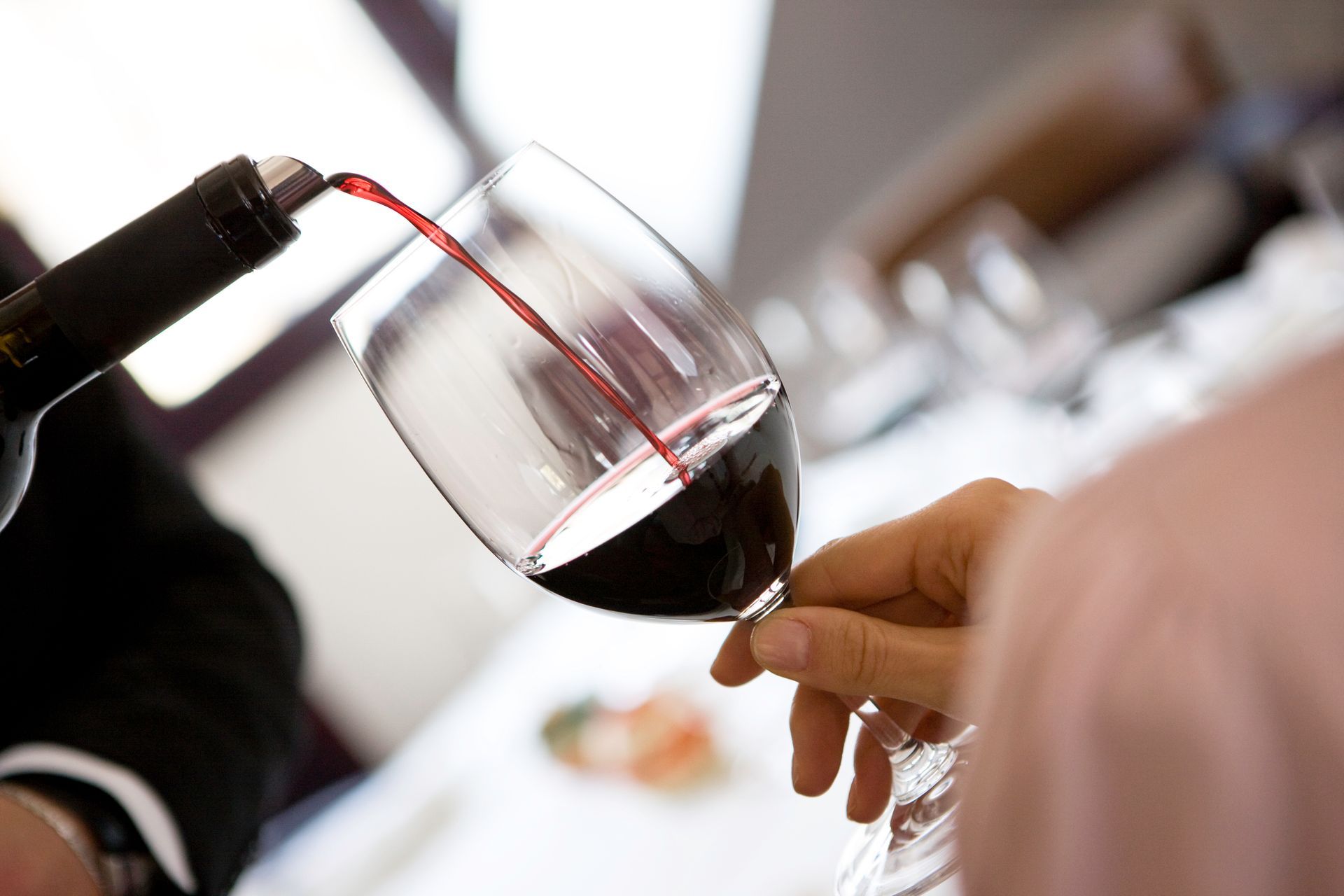 bottiglia di vino rosso e calice