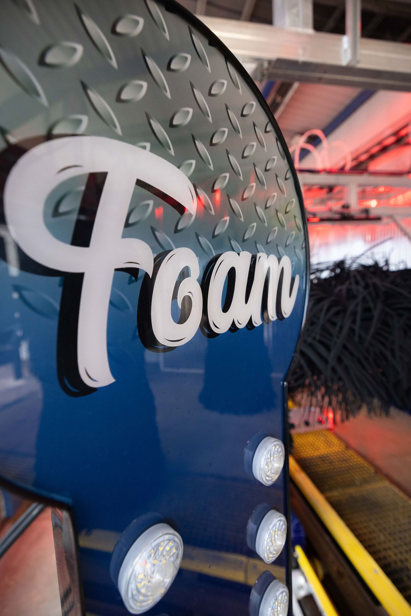 A sign that says foam on it in a car wash