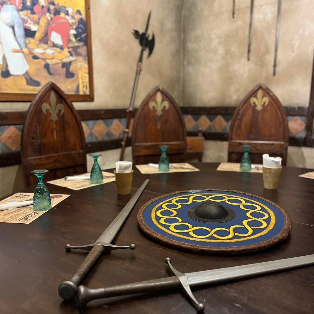 Una pentola piena di frutti di mare e verdure su un tavolo.