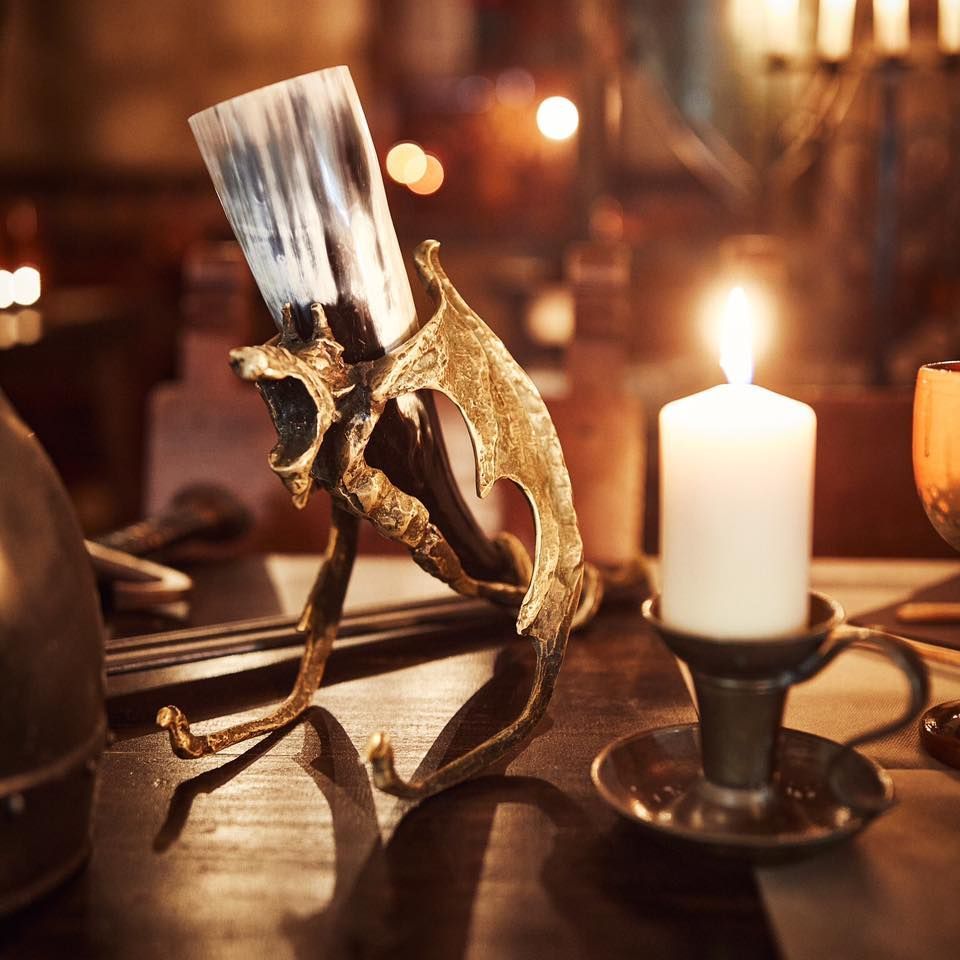 Una pentola piena di frutti di mare e verdure su un tavolo.