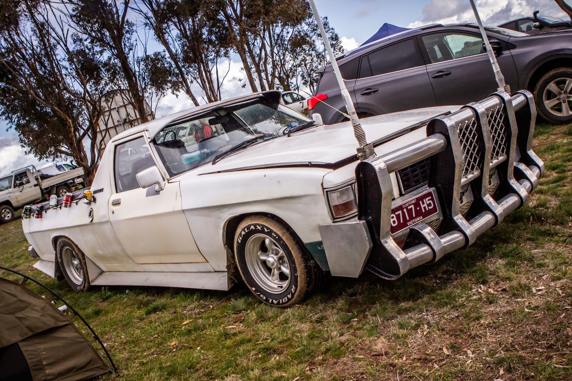 A white car with a license plate that says ' sdn ' on it