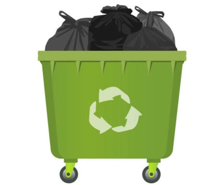 Un bidone della spazzatura verde pieno di sacchi neri e un simbolo del riciclaggio.