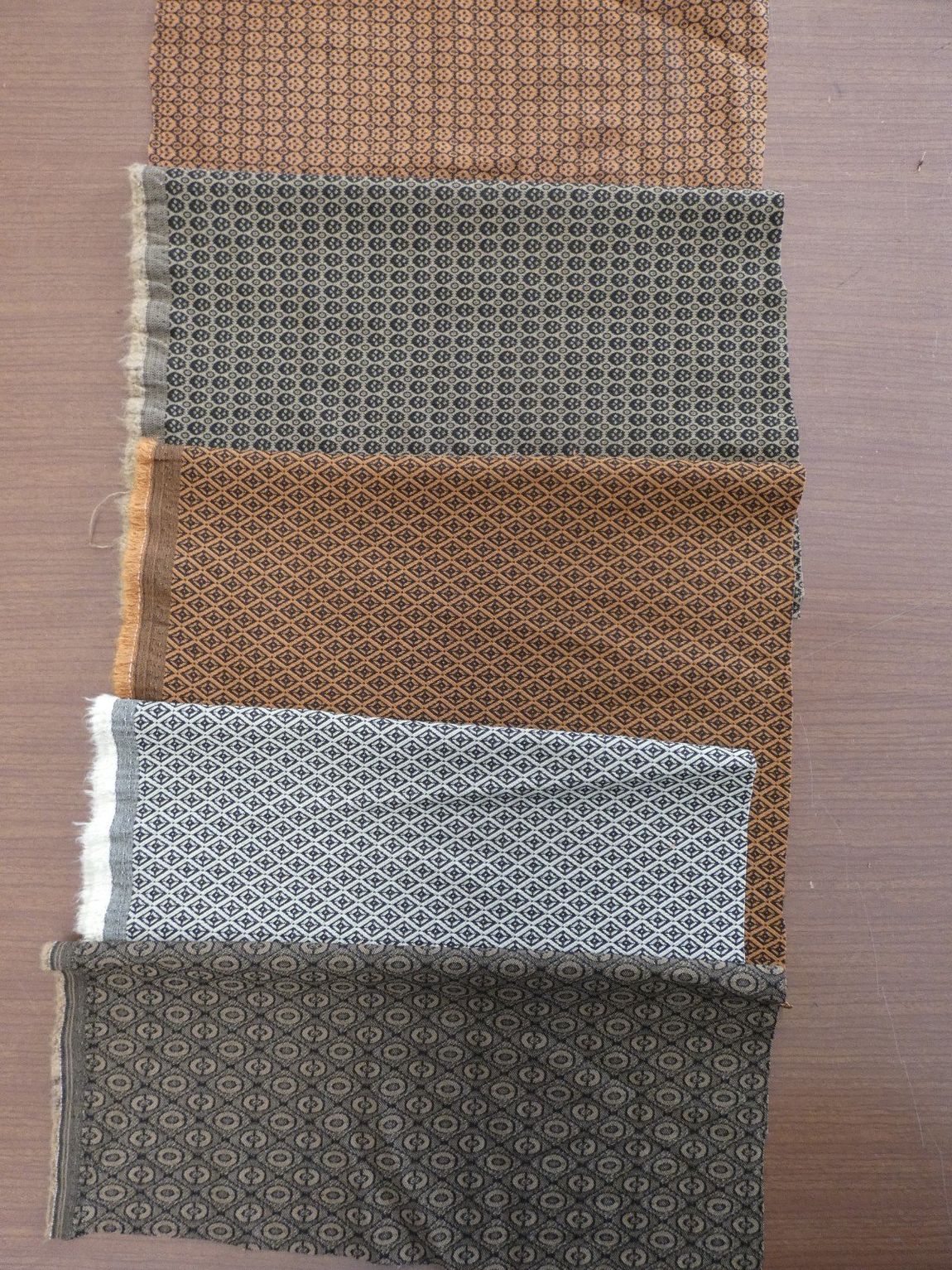 tessuti grigi e beige con varie stampe