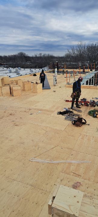 Un groupe d'ouvriers du bâtiment travaillent sur un toit en bois.