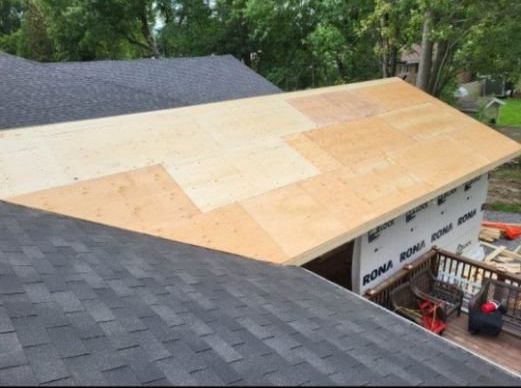 Un toit est en cours de construction au-dessus d'un garage