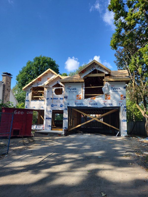Une maison est en construction avec un garage en dessous.