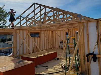 Un homme se tient au sommet d'une structure en bois.