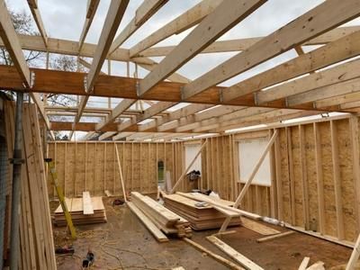 L'intérieur d'un bâtiment en construction avec des poutres en bois.