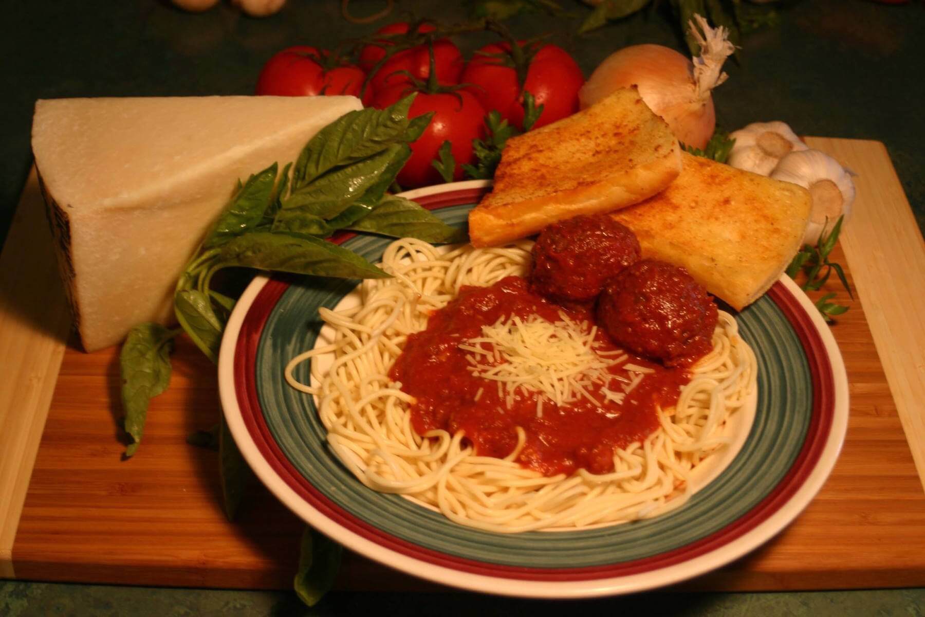 Spaghetti and meatballs and garlic bread