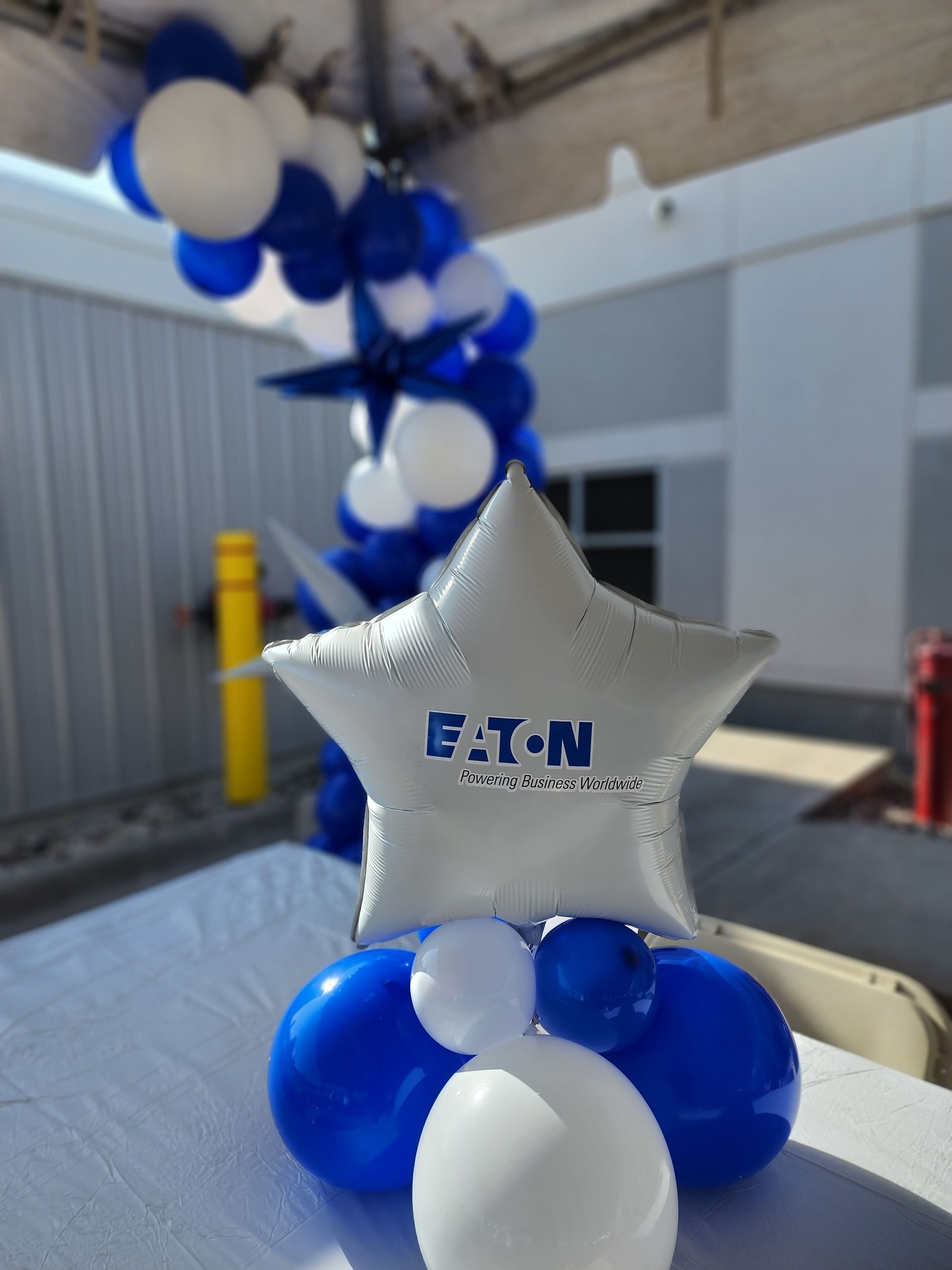 A star shaped balloon with the word eat on it