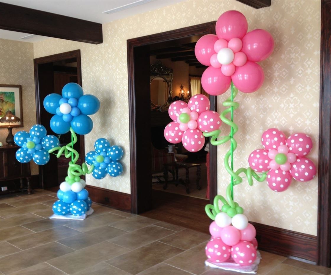 Pink and blue flowers made of balloons in a room
