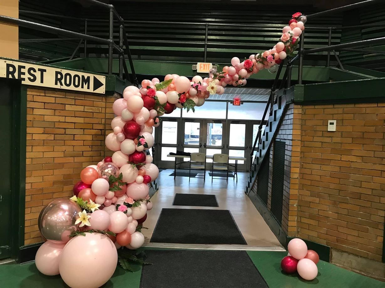 A room with balloons and a sign that says rest room.