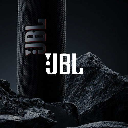 Altavoz portátil JBL sobre rocas oscuras con el logotipo de JBL en blanco.