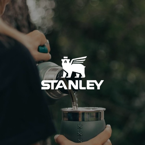 Termo Stanley vertiendo líquido en una taza, con el logotipo superpuesto.