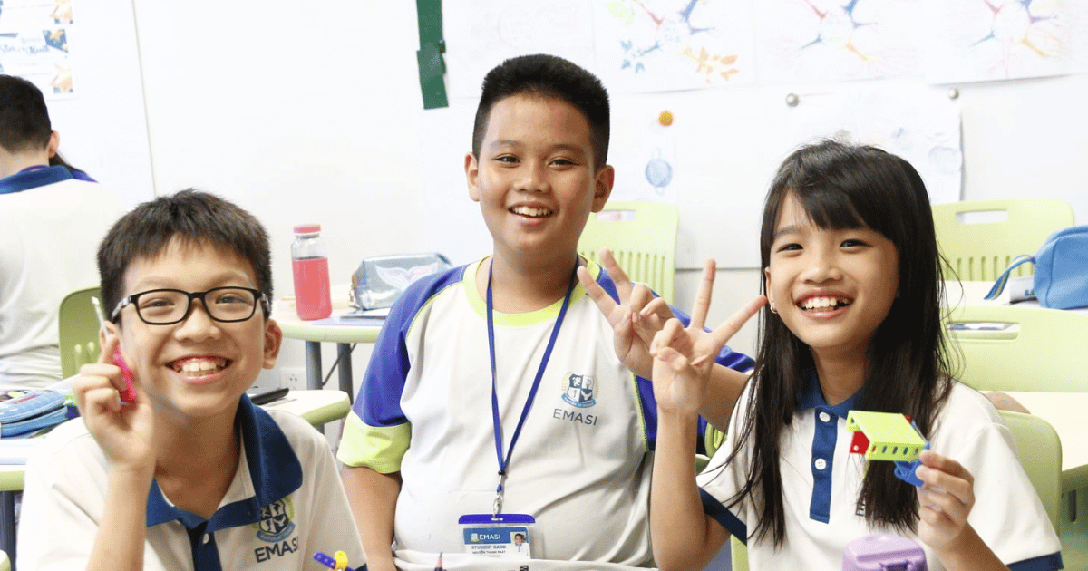happy students at EMASI Van Phuc