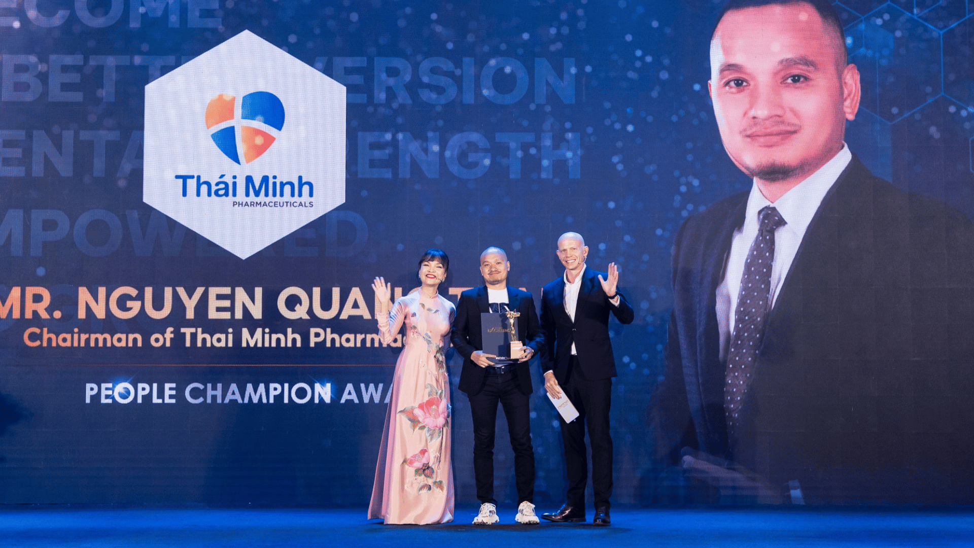 Chairman of Thai Minh Pharmaceuticals accepting Vietnam Excellence Award