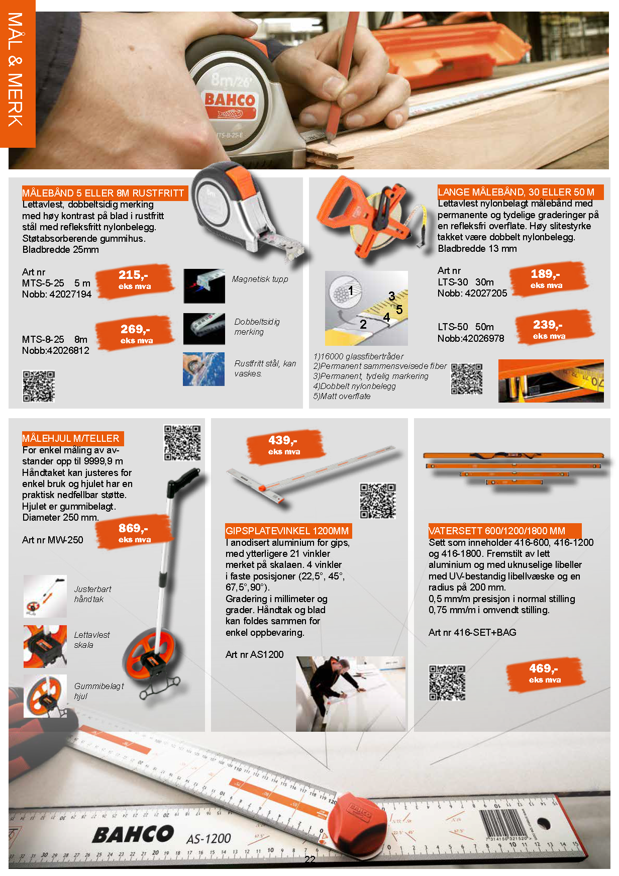 En person måler et trestykke med et målebånd.