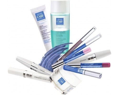 Une variété de produits de maquillage sont exposés sur un fond blanc.