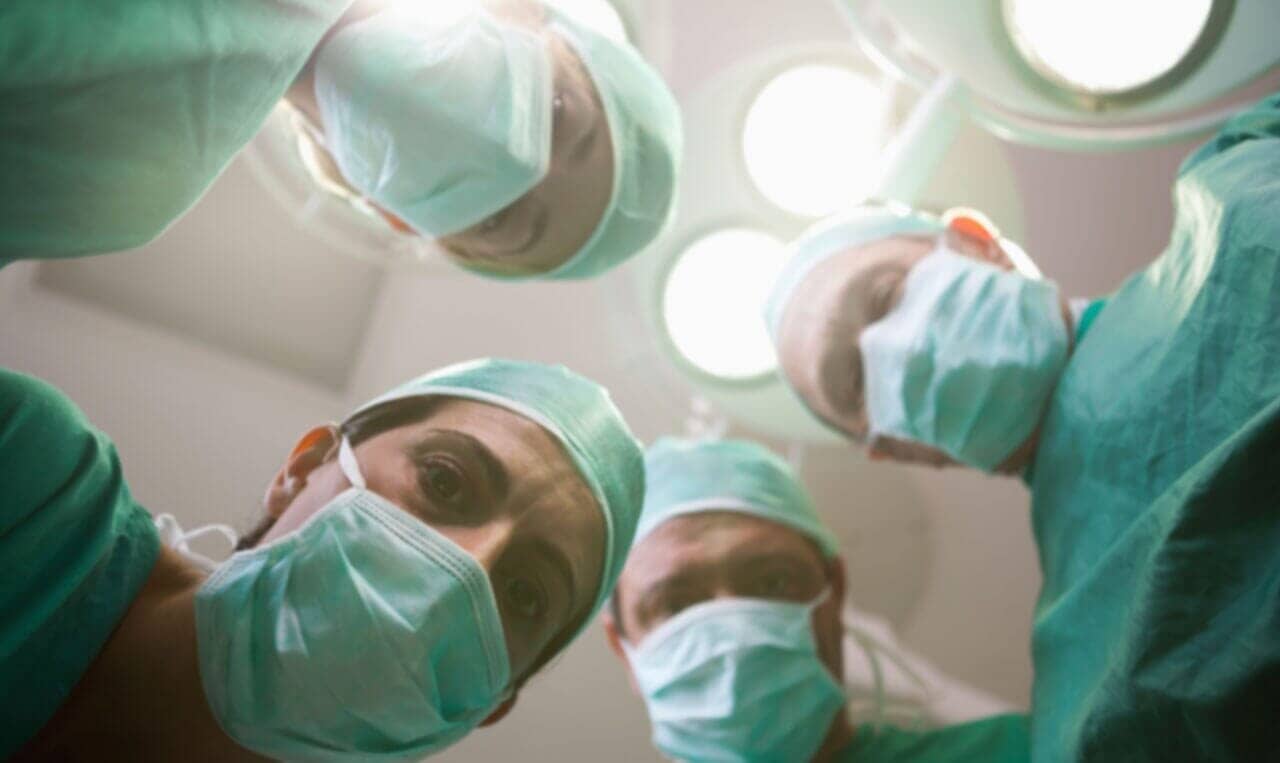 DR. ROBERTO CARO DEL CASTILLO B.