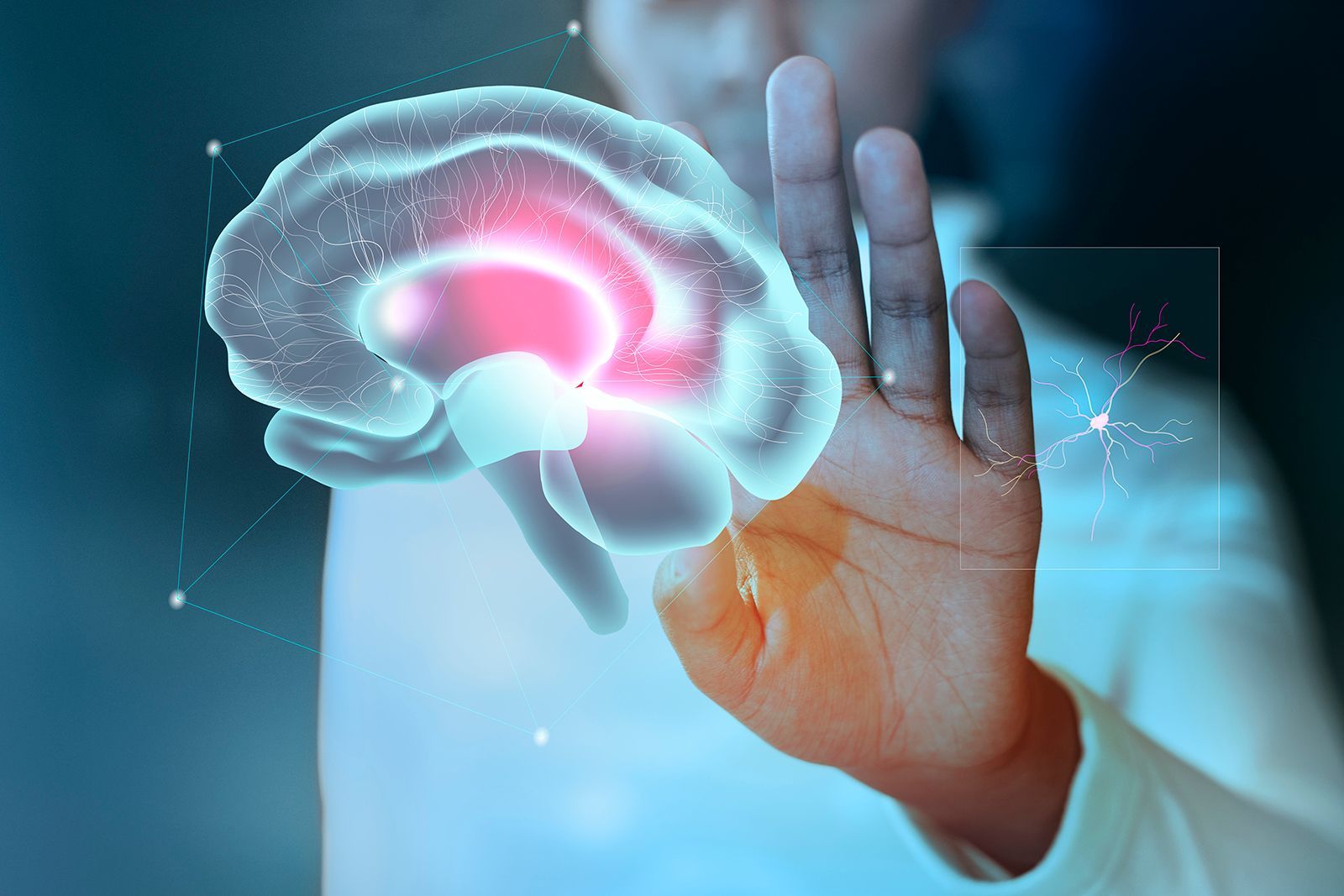 La mano de una persona tocando un cerebro digital brillante, con reflejos rojos que indican actividad.