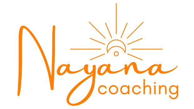 Het logo van Nayana coaching in oranje letters met zonnestralen boven de naam.