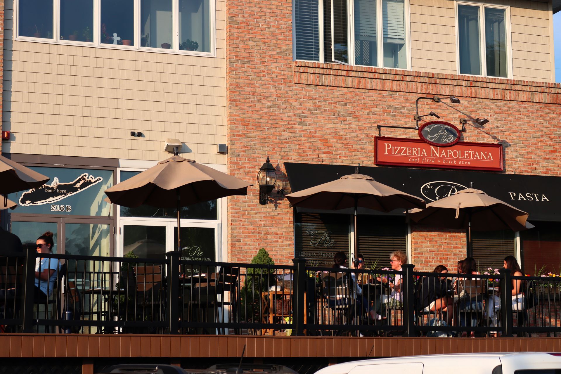 A brick building with a sign that says ' pizza ' on it