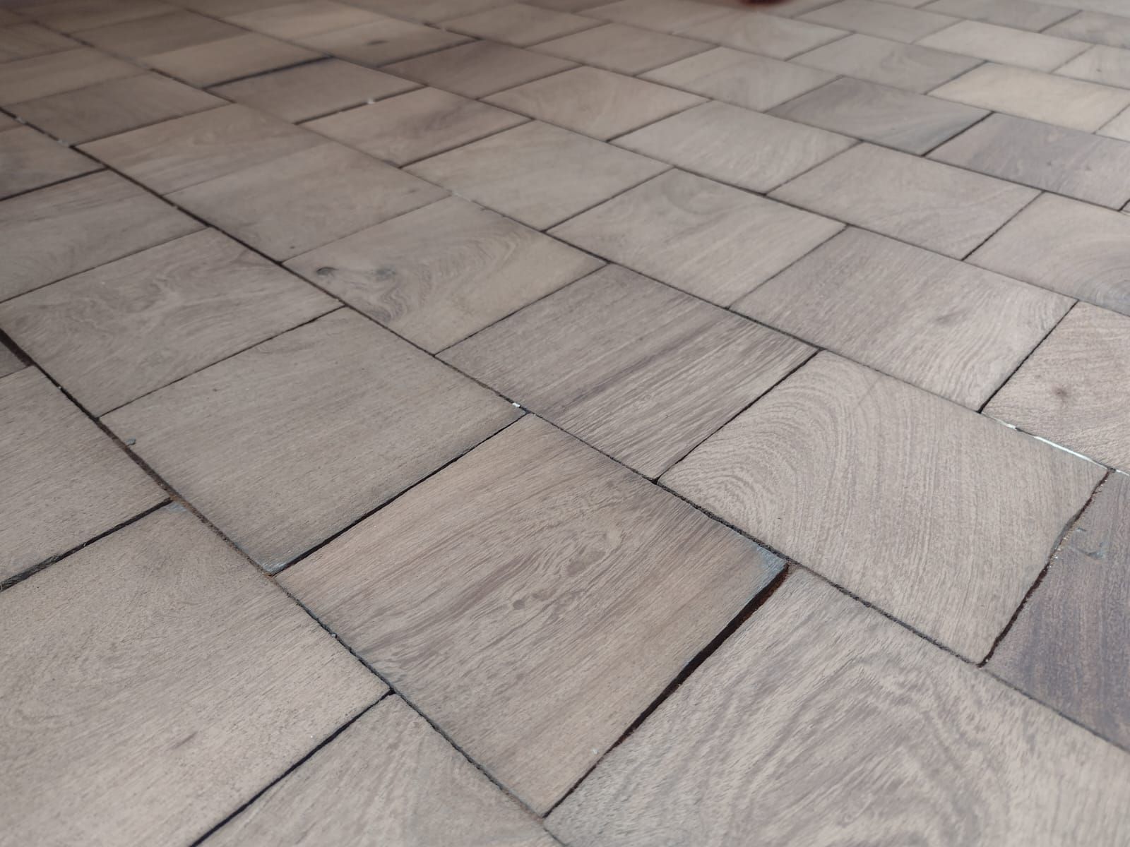 Un primer plano de un suelo de baldosas con un patrón diagonal.
