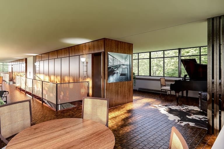 Una foto de antes y después de un piso de madera.