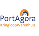 Logo voor PortAgora KringloopWarenhuis, met blauwe tekst en een oranje en blauwe boogafbeelding.