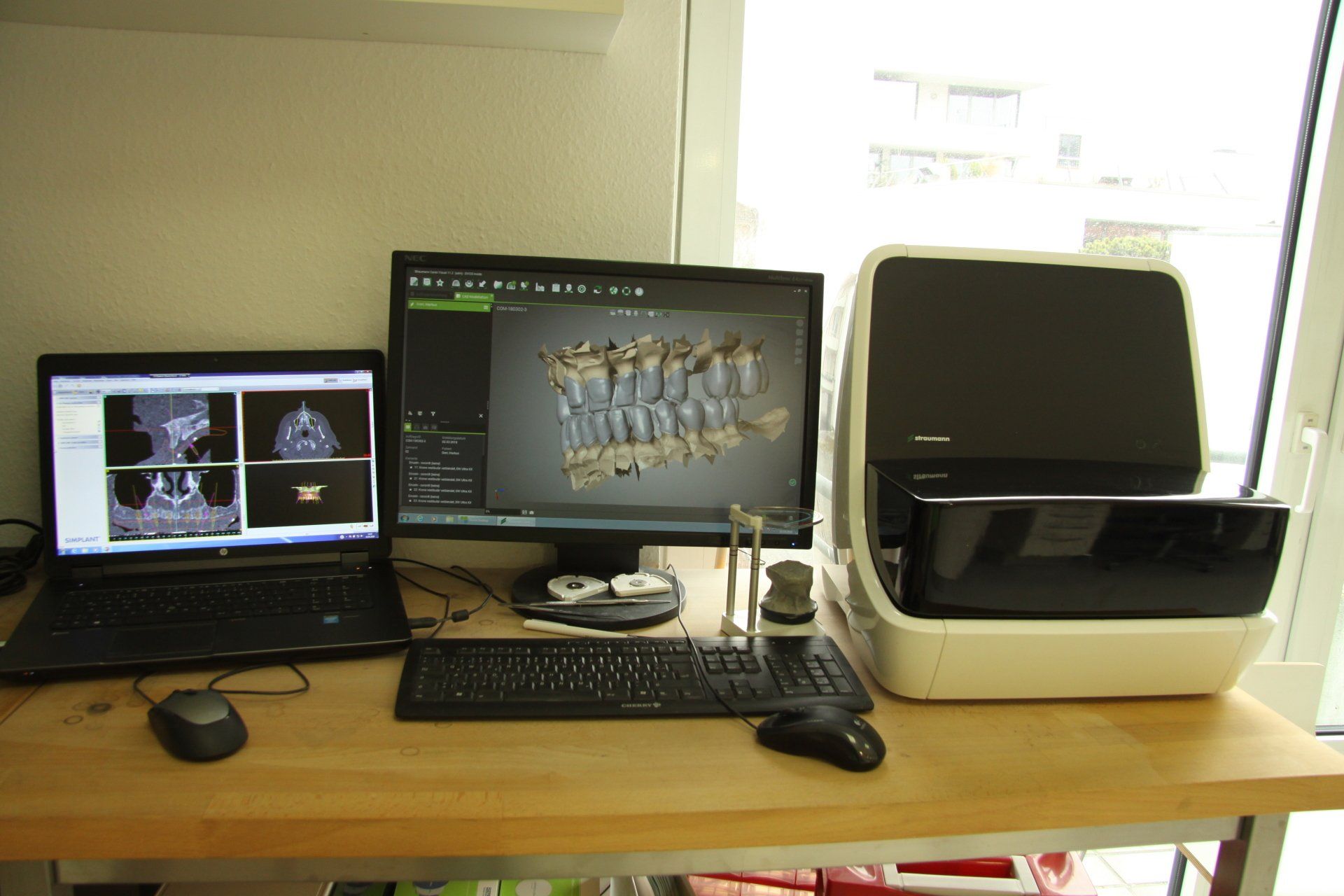 Ein Computermonitor und ein Laptop stehen auf einem Schreibtisch