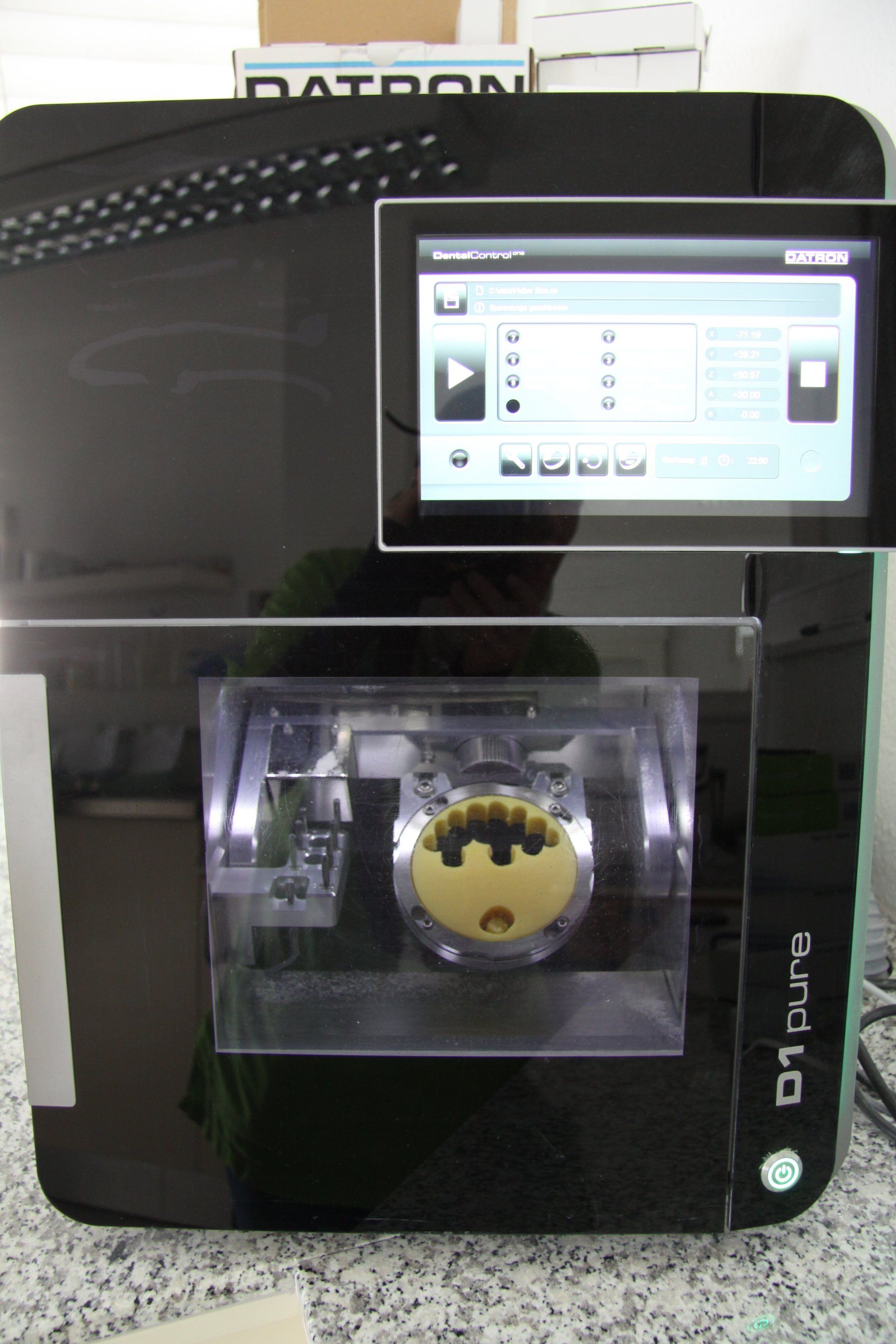 Eine Maschine, auf der das Wort „pure“ steht