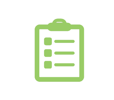 Ein grünes Klemmbrett mit einer Liste darauf auf weißem Hintergrund.