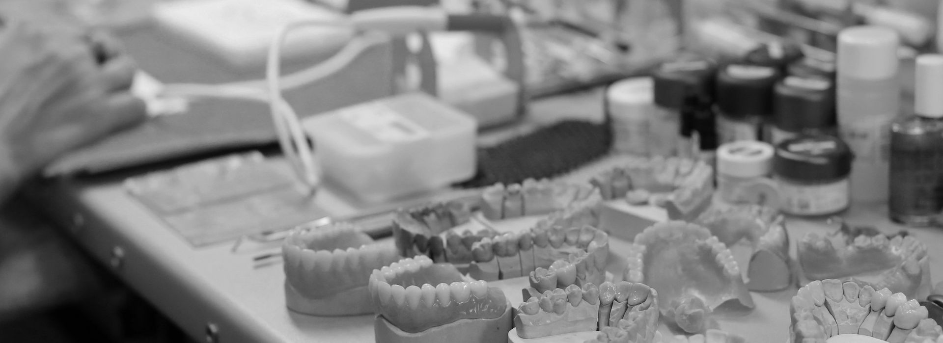 Ein Schwarzweißfoto eines Tisches mit Cupcakes und Flaschen darauf.