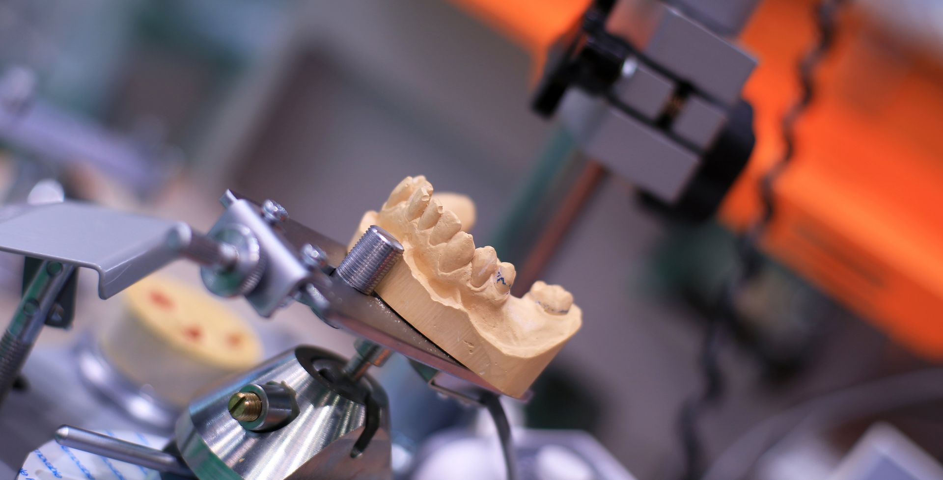 Eine Nahaufnahme eines Zahnmodells auf einer Maschine.