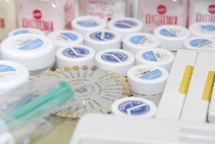 Auf einem Tisch stehen mehrere weiße Behälter übereinander.